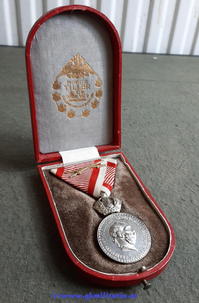 k.u.k. Silberne Militärverdienstmedaille Kaiser Franz Josef I. m. Schwertern - im varianten Etui Tiller Wien - 