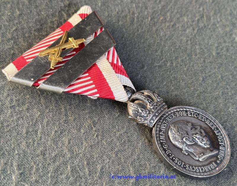 k.u.k. Silberne Militärverdienstmedaille Kaiser Franz Josef I. mit 2-facher WH-Spange u. Schwertern! - SILBER u. Hersteller HUW!!!!